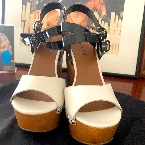 Like New Worn once black&white patent leather heal - Picture 3 of 5